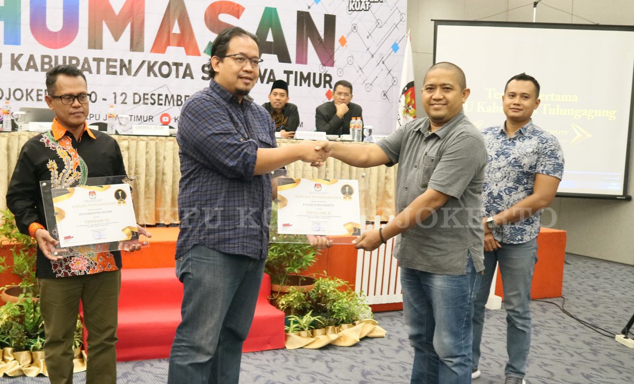 Penyerahan Piagam Kehumasan, KPU Kota Mojokerto mendapatkan peringkat ke-2